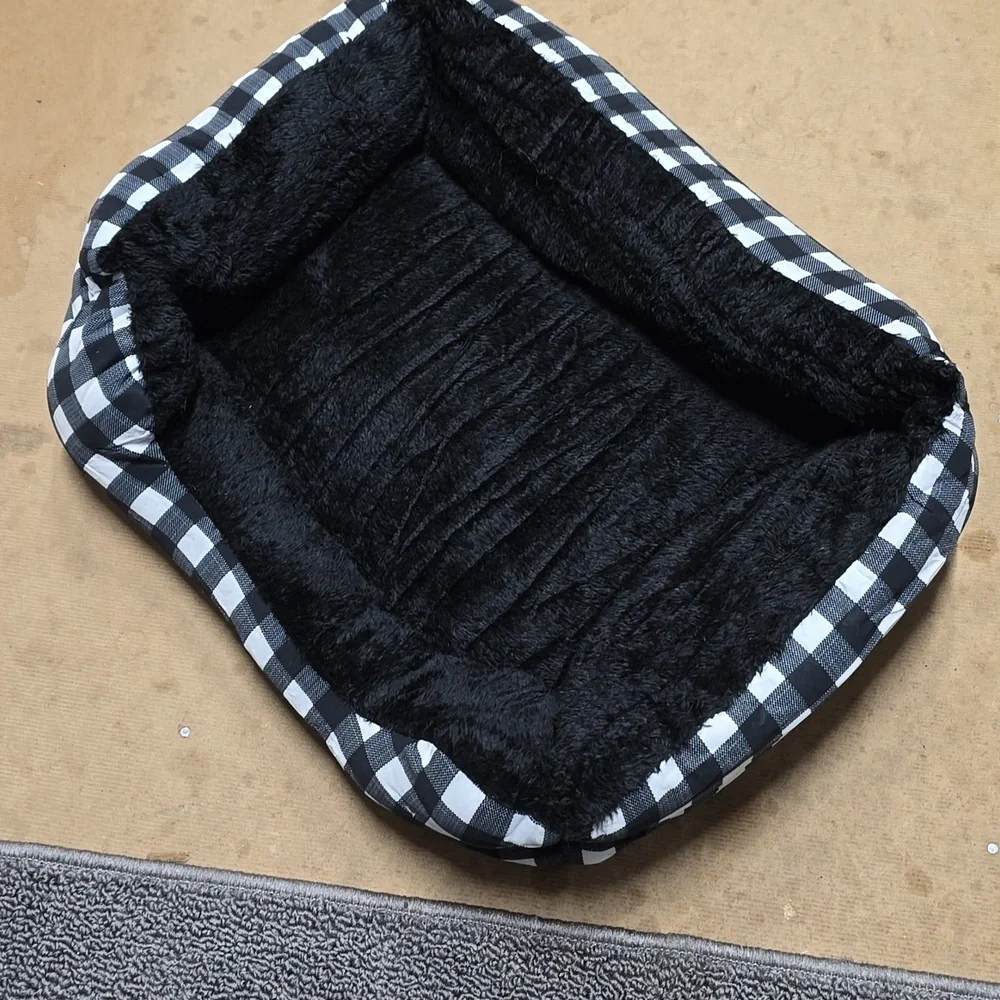 A2/Lot of three Pet Bedding